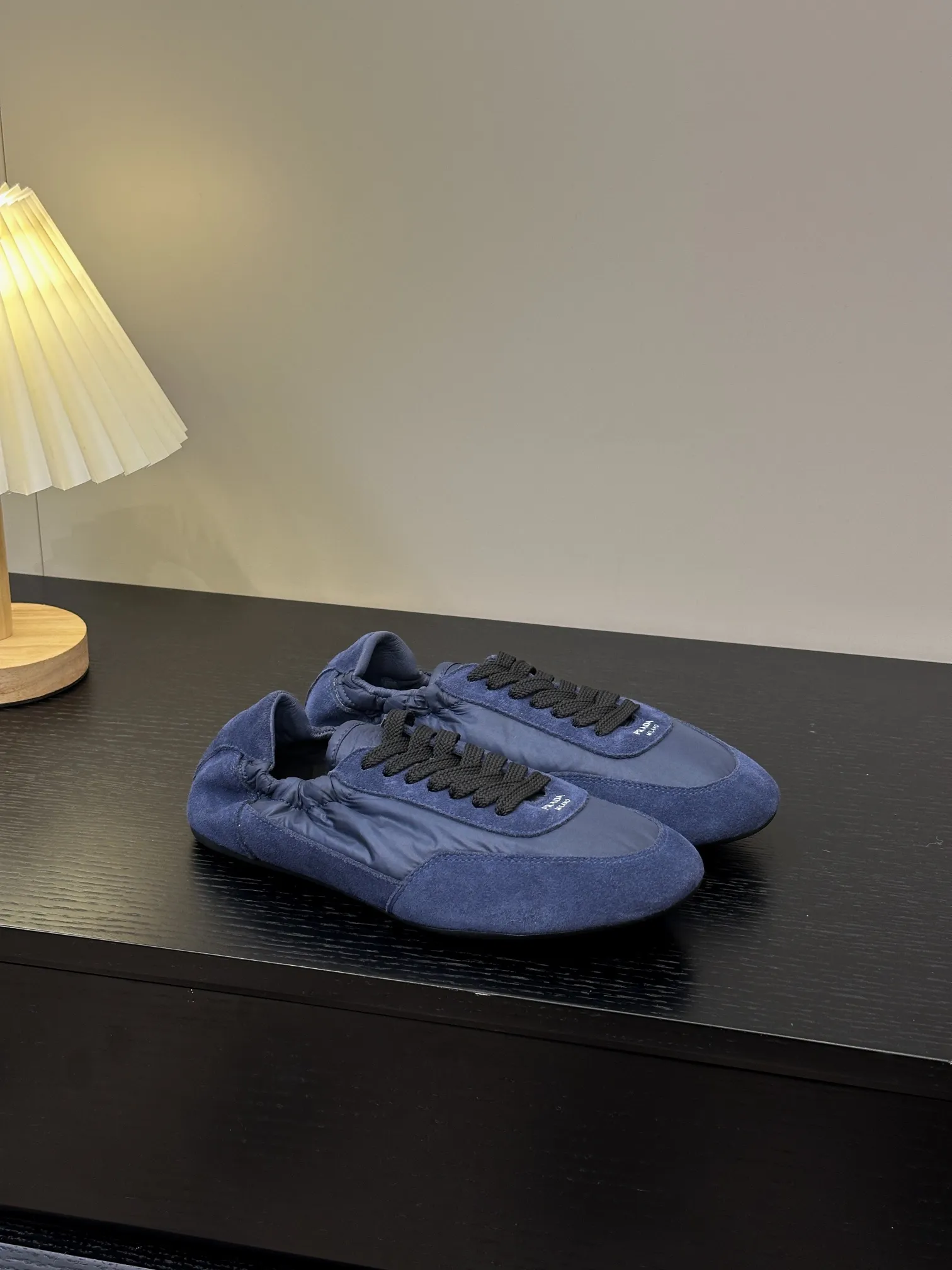 👟👟Ex-factory price 420👟👟 💠𝐏𝐑𝐀𝐃𝐀#Prada catwalk style lightweight thin-soled new moral training shoes casual shoes💠 outsole molded TPU❣️not made of rubber! The suede upper is textured, and the inner sheepskin is wrapped, which is soft and waxy. The insole is thickened with lambskin, which is extremely comfortable to step on, has a sense of support, and feels well wrapped. The shoe shape is full of wrapping, light, easy to wear, and practical. It is a casual shoe that makes you taller and longer legs! White is clean and refreshing, needed all year round, and can be easily worn with skirts and trousers. Upper: imported suede/original molded fabric. Lining: sheepskin. Outsole: TPU outsole! Different from cheap rubber soles on the market! Code number: 35-40 (40 customized)